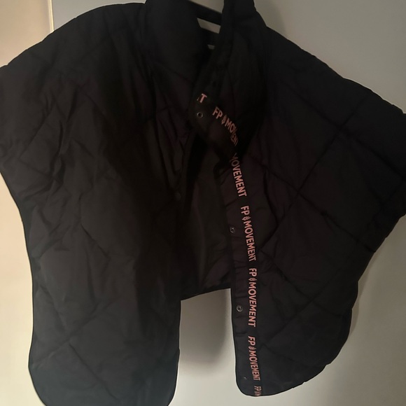 Free People Chill out packable puffer poncho scarf NWOT - Picture 2 of 4